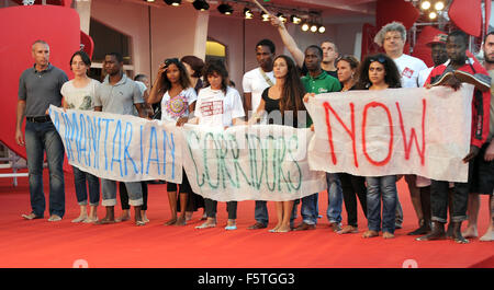 Un groupe de manifestants marcher pieds nus sur le tapis rouge à la 72e Festival du Film de Venise à l'appui de l'actuelle crise des réfugiés comprend : Atmosphère Où : Venise, Italie Quand : 11 Oct 2015 Banque D'Images