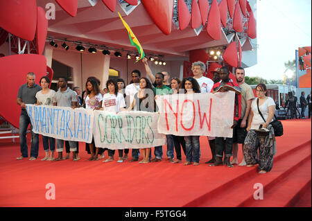 Un groupe de manifestants marcher pieds nus sur le tapis rouge à la 72e Festival du Film de Venise à l'appui de l'actuelle crise des réfugiés comprend : Atmosphère Où : Venise, Italie Quand : 11 Oct 2015 Banque D'Images