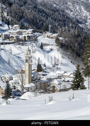 Paysage d'hiver avec de la neige dans les Alpes italiennes Banque D'Images