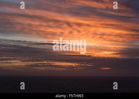 Un magnifique coucher de soleil colorés sur l'océan. Banque D'Images
