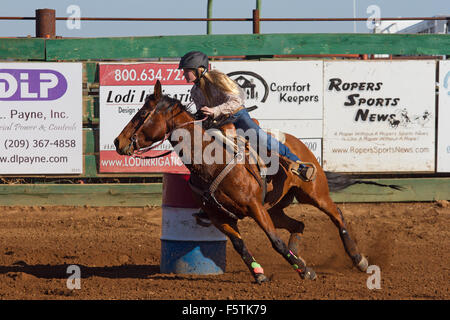 Les jeunes femmes font concurrence dans les courses de barils au Lincoln, rodéo de la Californie. Banque D'Images