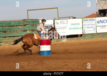 Les jeunes femmes font concurrence dans les courses de barils au Lincoln, rodéo de la Californie. Banque D'Images