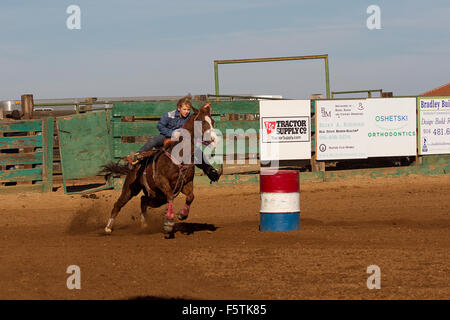 Les jeunes femmes font concurrence dans les courses de barils au Lincoln, rodéo de la Californie. Banque D'Images