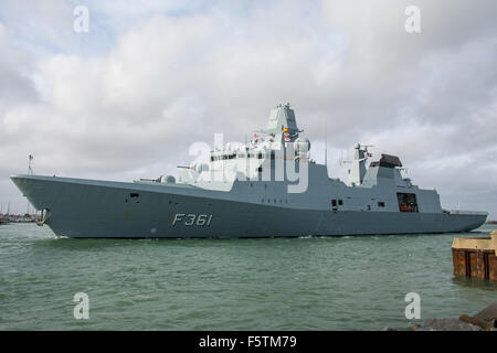 La frégate de la marine danoise HDMS Iver Huitfeldt quitter Portsmouth, Royaume-Uni le 9 novembre 2015 après une visite de courtoisie. Banque D'Images