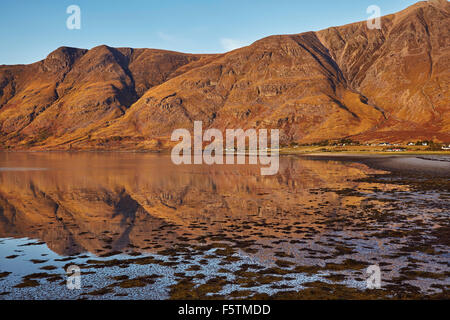 Beinn Dearg (914 m), vu à travers Upper Loch Torridon, à l'intérieur de Beinn Eighe National Nature Reserve, au nord-ouest de l'Écosse, au Royaume-Uni. Banque D'Images