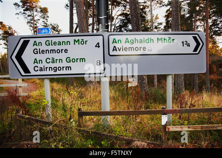 Bilingue anglais et gaélique signalisation routière près de Aviemore, Parc National de Cairngorms, en Écosse, en Grande-Bretagne. Banque D'Images