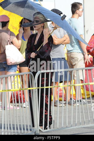 La comtesse Lady Gaga en robe noire tous pour une scène du carnaval de la plage à Santa Monica pour 'American Horror Story' avec l'hôtel Bentley Wes star co. La chanteuse à pied autour du sable avec des talons noirs dans une chaude journée torride mais eu de l'aide de parasols et de ventilateur de l'eau Banque D'Images