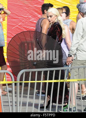 La comtesse Lady Gaga en robe noire tous pour une scène du carnaval de la plage à Santa Monica pour 'American Horror Story' avec l'hôtel Bentley Wes star co. La chanteuse à pied autour du sable avec des talons noirs dans une chaude journée torride mais eu de l'aide de parasols et de ventilateur de l'eau Banque D'Images