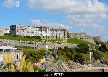 Bienvenue à Plymouth signe sur Plymouth Hoe avec Citadelle Royale en arrière-plan aux beaux jours dans le Devon, Angleterre Banque D'Images