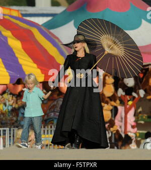 La comtesse Lady Gaga en robe noire tous pour une scène du carnaval de la plage à Santa Monica pour 'American Horror Story' avec l'hôtel Bentley Wes star co. La chanteuse à pied autour du sable avec des talons noirs dans une chaude journée torride mais eu de l'aide de parasols et de ventilateur de l'eau Banque D'Images