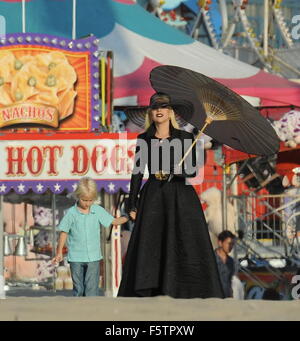 La comtesse Lady Gaga en robe noire tous pour une scène du carnaval de la plage à Santa Monica pour 'American Horror Story' avec l'hôtel Bentley Wes star co. La chanteuse à pied autour du sable avec des talons noirs dans une chaude journée torride mais eu de l'aide de parasols et de ventilateur de l'eau Banque D'Images