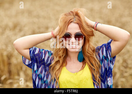 Smiling young redhead woman outdoors hippie Banque D'Images