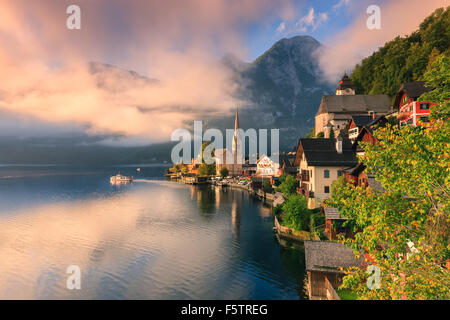 Lever de soleil à Hallstatt, dans la région de l'Autriche est un village dans la région du Salzkammergut, une région en Autriche. Banque D'Images