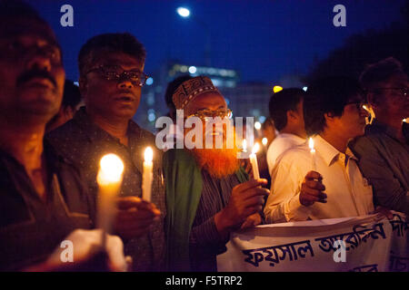 Dhaka, Bangladesh. 09 novembre, 2015. Militant du Bangladesh crier des slogans en une Lumière de bougie pour protester contre l'assassinat et de rallye sur les attaques de l'éditeur et de blogueurs à Dhaka le 09 novembre 2015. Zakir Hossain Chowdhury Crédit : zakir/Alamy Live News Banque D'Images