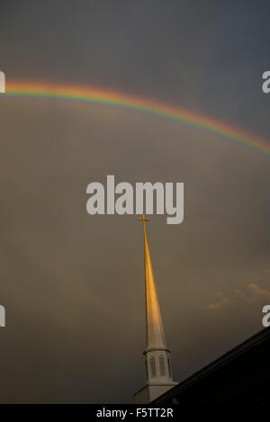 Affiche arc-en-ciel sur une église du Sud après l'orage passe. Banque D'Images