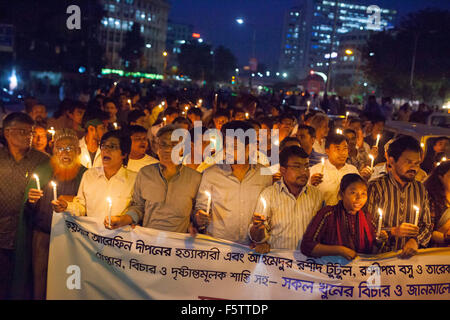 Dhaka, Bangladesh. 09 novembre, 2015. Militant du Bangladesh crier des slogans en une Lumière de bougie pour protester contre l'assassinat et de rallye sur les attaques de l'éditeur et de blogueurs à Dhaka le 09 novembre 2015. Zakir Hossain Chowdhury Crédit : zakir/Alamy Live News Banque D'Images