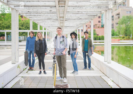 Groupe de jeunes amis multiethnique posant sur un boulevard holding skateboards et location, souriant à la caméra en- amitié, sport concept Banque D'Images