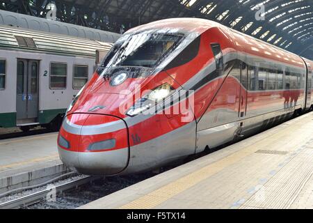 Chef de Frecciarossa 1000 ETR (1000), à la gare centrale de Milan Banque D'Images