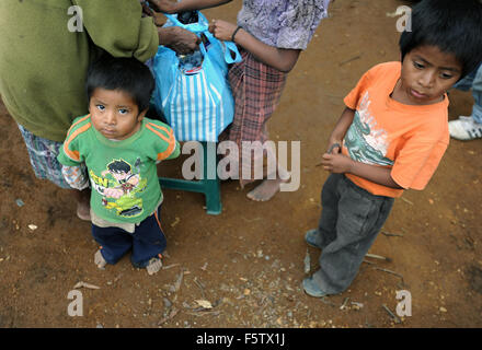 Les enfants autochtones mayas dans Aqua Escondida, Solola, Guatemala. Banque D'Images