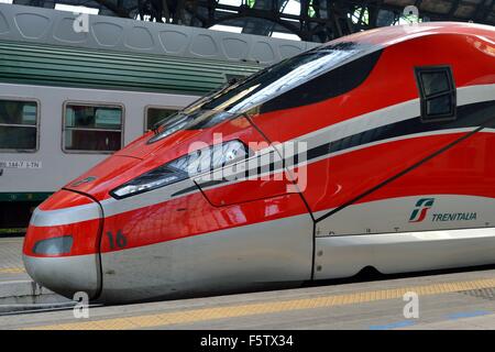 Chef de Frecciarossa 1000 ETR (1000), à la gare centrale de Milan Banque D'Images