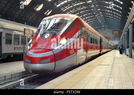 Frecciarossa 1000 ETR (1000), à la gare centrale de Milan Banque D'Images