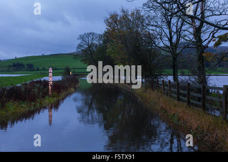 Skipton, Yorkshire du Nord, au Royaume-Uni. Le lundi 9 novembre 2015. Petites routes traversant la vallée de l'aire d'inondation près du North Yorkshire ville de marché de Skipton sont inondés avec jusqu'à 3 pieds de l'eau comme des pluies torrentielles et des vents forts de la zone battue toute la journée. Crédit : Tom Holmes / TomHolmes.Photography / Alamy Live News Banque D'Images