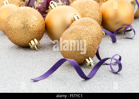 Or boules de Noël arrière-plan. Banque D'Images