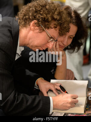 Prague, République tchèque. 09Th Nov, 2015. L'écrivain et journaliste néerlandais Arnon Grunberg signe son nouveau livre Gstaad dans le Festival des écrivains de Prague, République tchèque, le 9 novembre 2015. © Michal Krumphanzl/CTK Photo/Alamy Live News Banque D'Images