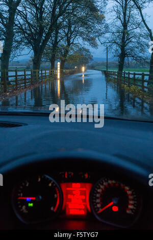 Skipton, Yorkshire du Nord, au Royaume-Uni. Le lundi 9 novembre 2015. Petites routes traversant la vallée de l'aire d'inondation près du North Yorkshire ville de marché de Skipton sont inondés avec jusqu'à 3 pieds de l'eau comme des pluies torrentielles et des vents forts de la zone battue toute la journée. Crédit : Tom Holmes / TomHolmes.Photography / Alamy Live News Banque D'Images