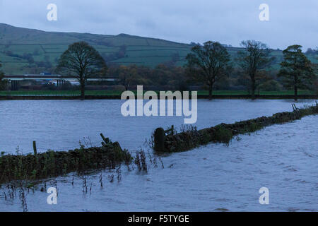 Skipton, Yorkshire du Nord, au Royaume-Uni. Le lundi 9 novembre 2015. Petites routes traversant la vallée de l'aire d'inondation près du North Yorkshire ville de marché de Skipton sont inondés avec jusqu'à 3 pieds de l'eau comme des pluies torrentielles et des vents forts de la zone battue toute la journée. Crédit : Tom Holmes / TomHolmes.Photography / Alamy Live News Banque D'Images