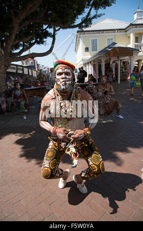 Danseur africain sur le V&A Waterfront à Cape Town AFRIQUE DU SUD Banque D'Images