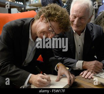 Prague, République tchèque. 09Th Nov, 2015. L'écrivain et journaliste néerlandais Arnon Grunberg (à gauche) signe son nouveau livre Gstaad dans le Festival des écrivains de Prague, République tchèque, le 9 novembre 2015. © Michal Krumphanzl/CTK Photo/Alamy Live News Banque D'Images