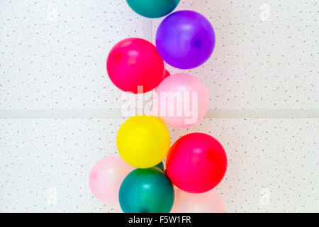 Bouquet de ballons colorés au plafond suspendu Banque D'Images