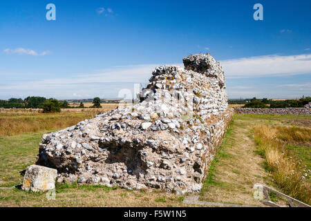 Richborough château romain, un 4ème siècle Saxon Shore Fort. Voir l'ouest le long mur de pierre dans la journée avec ciel bleu et quelques nuages blancs. Banque D'Images