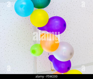 Bouquet de ballons colorés au plafond suspendu Banque D'Images