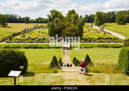 Portrait de le jardin clos at Easton walled gardens, Easton, Grantham, Lincolnshire, Angleterre, Royaume-Uni. Banque D'Images