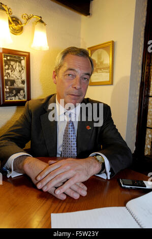 Gloucester, Royaume-Uni. 9 novembre, 2015. Leader du Parti pour l'indépendance du Royaume-Uni Nigel Farage, député européen parle avec la presse à La Fontaine Inn, Gloucester, Gloucestershire, UK avant une réunion qui se tient à GL1 le centre de loisirs à Gloucester. La réunion qui fait partie de la tournée de l'UE disent non à Nigel Farage qui parle. Credit : Gavin Crilly/Alamy Live News Banque D'Images