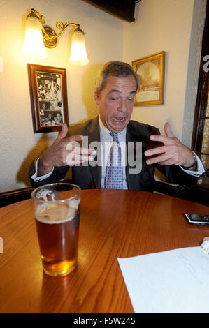 Gloucester, Royaume-Uni. 9 novembre, 2015. Leader du Parti pour l'indépendance du Royaume-Uni Nigel Farage, député européen parle avec la presse à La Fontaine Inn, Gloucester, Gloucestershire, UK avant une réunion qui se tient à GL1 le centre de loisirs à Gloucester. La réunion qui fait partie de la tournée de l'UE disent non à Nigel Farage qui parle. Credit : Gavin Crilly/Alamy Live News Banque D'Images