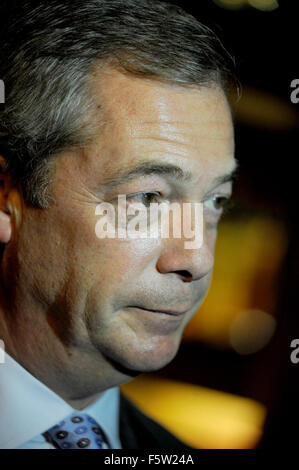 Gloucester, Royaume-Uni. 9 novembre, 2015. Leader du Parti pour l'indépendance du Royaume-Uni Nigel Farage, député européen parle avec la presse à La Fontaine Inn, Gloucester, Gloucestershire, UK avant une réunion qui se tient à GL1 le centre de loisirs à Gloucester. La réunion qui fait partie de la tournée de l'UE disent non à Nigel Farage qui parle. Credit : Gavin Crilly/Alamy Live News Banque D'Images