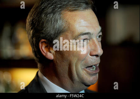 Gloucester, Royaume-Uni. 9 novembre, 2015. Leader du Parti pour l'indépendance du Royaume-Uni Nigel Farage, député européen parle avec la presse à La Fontaine Inn, Gloucester, Gloucestershire, UK avant une réunion qui se tient à GL1 le centre de loisirs à Gloucester. La réunion qui fait partie de la tournée de l'UE disent non à Nigel Farage qui parle. Credit : Gavin Crilly/Alamy Live News Banque D'Images