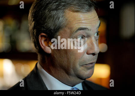 Gloucester, Royaume-Uni. 9 novembre, 2015. Leader du Parti pour l'indépendance du Royaume-Uni Nigel Farage, député européen parle avec la presse à La Fontaine Inn, Gloucester, Gloucestershire, UK avant une réunion qui se tient à GL1 le centre de loisirs à Gloucester. La réunion qui fait partie de la tournée de l'UE disent non à Nigel Farage qui parle. Credit : Gavin Crilly/Alamy Live News Banque D'Images