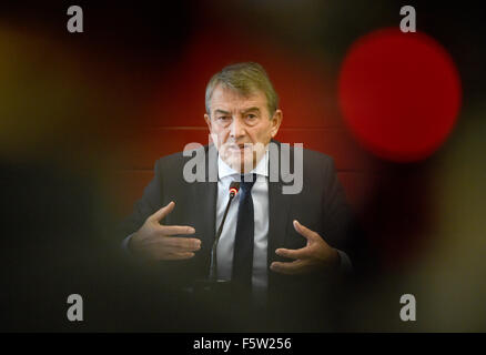 (FILE) un fichier photo datée du 22 octobre 2015 montre Wolfgang Niersbach, président de l'association de soccer allemand DFB lors d'une conférence de presse de la DFB siège à Francfort/Main, Allemagne, 22 octobre 2015. Le président Wolfgang Niersbach DFB a démissionné le 09 novembre 2015 plus d'un paiement fait à la FIFA Coupe du monde liée à la Coupe du Monde 2006. Photo : Arne Dedert/dpa Banque D'Images