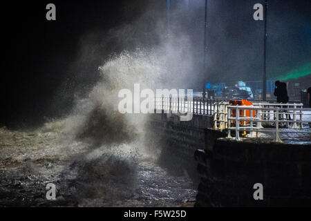 Pays de Galles Aberystwyth UK Le lundi 09 novembre 2015 Le deuxième jour de la marée haute, après le coucher du soleil, apporte plus de forts vents et des vagues énormes de battre la promenade à Aberystwyth, UK. Après 24 heures de forts vents et de fortes pluies intenses, storm Abigail continue d'affecter l'ouest et le nord de l'uk Crédit photo : Keith Morris / Alamy Live News Banque D'Images