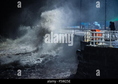 Pays de Galles Aberystwyth UK Le lundi 09 novembre 2015 Le deuxième jour de la marée haute, après le coucher du soleil, apporte plus de forts vents et des vagues énormes de battre la promenade à Aberystwyth, UK. Après 24 heures de forts vents et de fortes pluies intenses, storm Abigail continue d'affecter l'ouest et le nord de l'uk Crédit photo : Keith Morris / Alamy Live News Banque D'Images