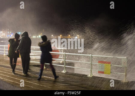 Pays de Galles Aberystwyth UK Le lundi 09 novembre 2015 Le deuxième jour de la marée haute, après le coucher du soleil, apporte plus de forts vents et des vagues énormes de battre la promenade à Aberystwyth, UK. Après 24 heures de forts vents et de fortes pluies intenses, storm Abigail continue d'affecter l'ouest et le nord de l'uk Crédit photo : Keith Morris / Alamy Live News Banque D'Images