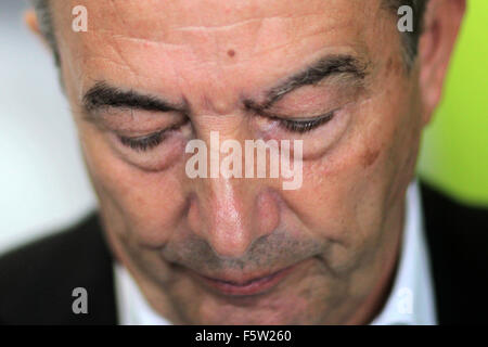 (FILE) un fichier photo en date du 01 août 2014 indique Wolfgang Niersbach, président de l'association de soccer allemand DFB à l'aéroport international de Francfort/Main, Allemagne. Le président Wolfgang Niersbach DFB a démissionné le 09 novembre 2015 plus d'un paiement fait à la FIFA Coupe du monde liée à la Coupe du Monde 2006. Photo : Fredrik von Erichsen/dpa Banque D'Images