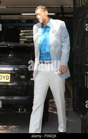 Le plus haut du monde personne d'entrer dans la plus petite voiture à l'extérieur de l'ITV studios comprend : l'homme le plus grand du monde où : London, Royaume-Uni Quand : 10 Oct 2015 Banque D'Images