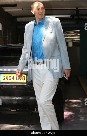 Le plus haut du monde personne d'entrer dans la plus petite voiture à l'extérieur de l'ITV studios comprend : l'homme le plus grand du monde où : London, Royaume-Uni Quand : 10 Oct 2015 Banque D'Images