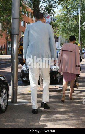 Le plus haut du monde personne d'entrer dans la plus petite voiture à l'extérieur de l'ITV studios comprend : l'homme le plus grand du monde où : London, Royaume-Uni Quand : 10 Oct 2015 Banque D'Images