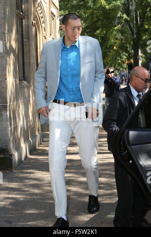 Le plus haut du monde personne d'entrer dans la plus petite voiture à l'extérieur de l'ITV studios comprend : l'homme le plus grand du monde où : London, Royaume-Uni Quand : 10 Oct 2015 Banque D'Images